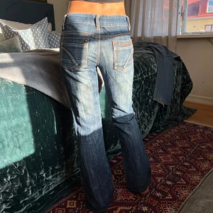 Lågmidjade bootcut jeans  - Midjemått: 35cm rakt över, innerbenslängd: 74cm💋