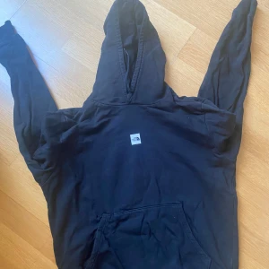 Svart north face hoddie  - Storlek L men liten för storleken så passar M bra. 