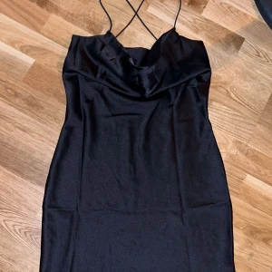 Fest klänning - säljer nu denna klänningen från Monkl. Perfekt till finare tillfällen/fest. den e urringad och i materialet silke. Storlek 32. Säljs för 50kr köparen står för frakten!