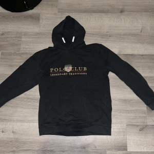 Polo club  - Polo club hoodie Färg: svart, guld  Pris kan diskuteras 