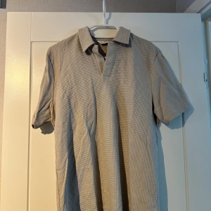 Beige piké - Säljer då jag har växt hur den. Bra skick då den är använd 1-5 ggr så 10/10. Nypris runt 500-600 kr från Brothers (East west). Skriv gärna om du har funderingar. Priser går att diskutera vid snabb affär🙂