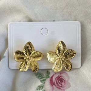 Örhängen med blommor - Helt nya trendiga blom-örhängen. Guldplätterade i sterling silver. Köpta på marknad🌸💛