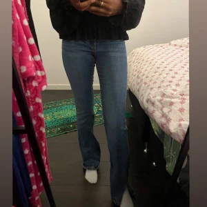 Gina tricot jeans - Snygga jeans från gina tricot! Köpt ett tag sedan & säljer då jag aldrig använder. Storlek S men passar som XS eller XXS. Inga defekter alls på jeansen förutom ett litet håll längst ner på vänstra benet (bild 5). Orginalpris 399 kr. Säljer för 40 kr.