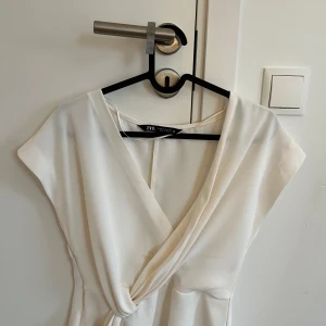 Omlott zara blus  - Så snygg vit zara blus som är utsåld! Aldrig använd men hann ta av lappen. Snygg till alla outfits ❤️❤️