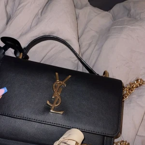 Saint Laurent väskor 🤍🖤 - Säljer två saint Laurent väskor eftersom jag inte använder dom mer. Den svarta är använd några gånger och den beiga är inte använd alls. Bra skick💞 Kom DM för info elr frågor.  Svarta: 1600kr🖤 Beiga: 1450🤍 