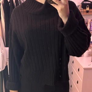 Rebellious Fashion knitted tröja - Svart tröja från brittiska märket Rebellious Fashion. Väldigt stilig och varm. Använd några gånger men fantastiskt skick.