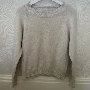 Stickad tröja - Stickad tröja från Vero Moda i använt skick men tycker ändå inte den ser så sliten ut när man använder den!