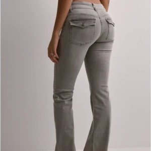 Helt nya jeans från Nelly  - Helt nya och oanvända ljusgråa lågmidjade bootcut jeans från Nelly. Slutsålda. Säljer då jag har många jeans. Nypris var 700kr. (Bilderna är från hemsidan). 