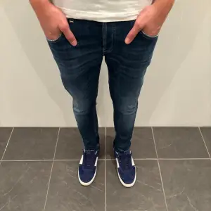 Dondup Jeans George! Trendigaste jeansen på marknaden.  Storlek= 32 Skick= 10/10 (helt nya)  Ny pris= 4000 kr Säljs för= 899 kr Modellen är ”MIUS” men sitter precis som George (samma passform)