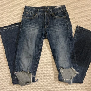Utsvängda crocker jeans🤍 - Säljer de här skitsnygga crockerjeansen. Dom har en cool mörk tvätt, hål vid knäna och är utsvängda där nere! Skriv för fler frågor!🩷