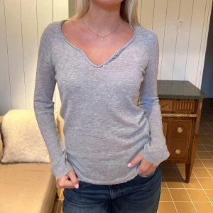 Stickad tröja - Från Zadig & Voltaire! Den har små hål under armarna men inget som syns tydligt!