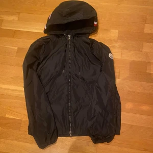 Moncler windbreaker - Hej, säljer nu min Moncler windbreaker jacka då den ej passade mig som jag tänkte. Den är nyskick och har inga tecken på användning. Tags medföljer vid köp! Passar dig mellan 170-180! Pris går att diskutera. Fraktar spårbart via postnord Mvh