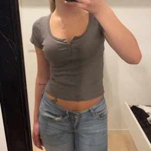 T-shirt  - Super fin t-shirt från Brandy Melville, använd fåtal gånger. One size men passar bra på mig som har S i vanliga fall. Ge gärna prisförslag 💕