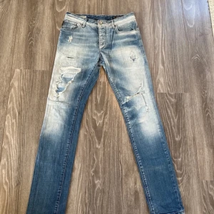 Jack & Jones  - Säljer ett par stiliga och unika Jack & Jones med få exemplar i storlek W30. Hör av dig vid frågor & funderingar🍀