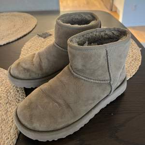 Uggs i khaki grön, storlek 37! Använt mycket, därav lite slitna 💕 