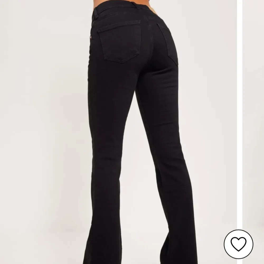 Jätte fina knappt använda low waist bootcut jeans ifrån gina. Det är inga defekter eller liknande men har sytt om dem så dem har lite mer lågmidjade då dem va mer midwaist på mig innan💓. Jeans & Byxor.