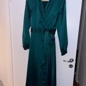 Satin Wrap Dress - Bra skick