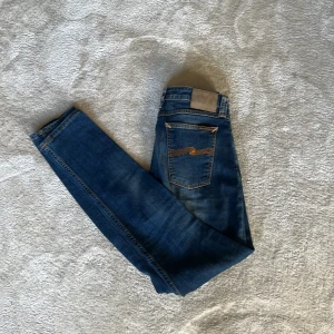 Nudie jeans - Säljer dessa Nudie jeans, skicket är 9/10 och storleken 30/32, priset kan diskuteras🙏🏼