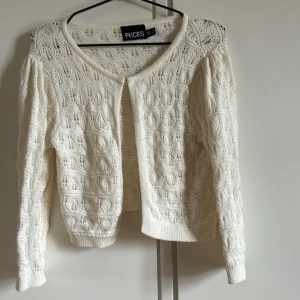 Cardigan i nyskick  - Fin, kortare cardigan i nyskick. Endast använd en gång. 