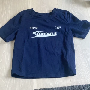 Blå baby T ”formidable” - Baby T, marine blå, köpte för 99kr. Bra kvalitet, topp condition.