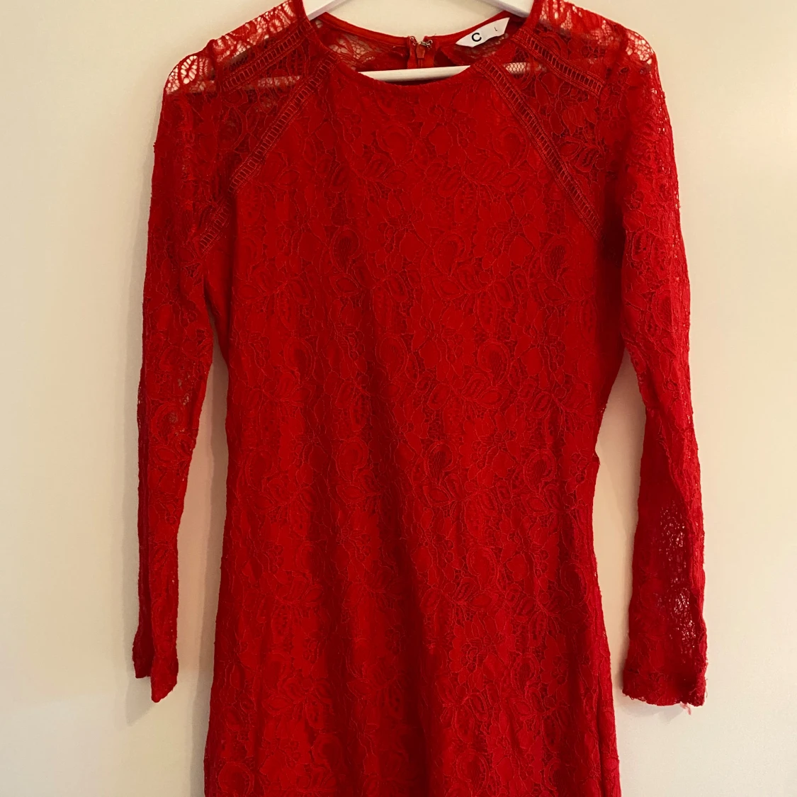 Röd spetsklänning 