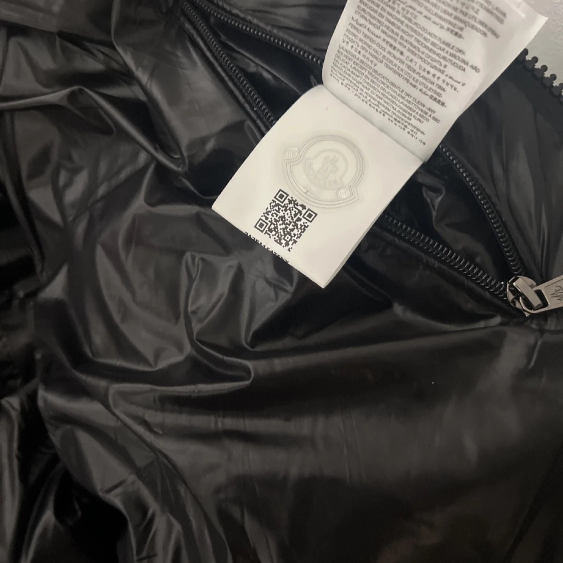 Svart glansig pufferjacka från Moncler - 93