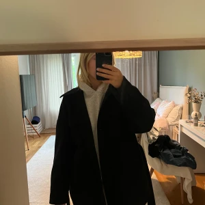 Kappa ginatricot  - Säljer denna svarta korta kappa från ginatricot. Sparsamt använd så i mycket fint skick. Storlek xs. Perfekt kappa nu till hösten🍂🍁