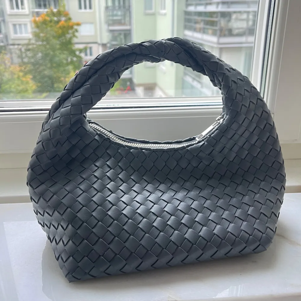 Säljer nu min superpopulära ginatricot handväska, slutsåld hos Gina🩶 köpt tidigare i sommar men knappt använd då  jag gillar att ha crossbodybags mer😁 knappt använd så iprincip nyskick! Säljer för 399 . Väskor.