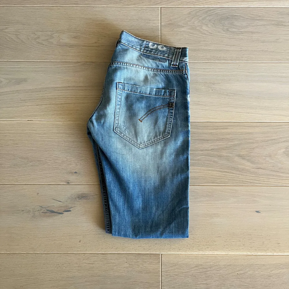 | Snygga Dondup Jeans i bra skick | Storlek: 32 |  Tveka inte på att skriva om du har frågor eller funderingar💫. Jeans & Byxor.