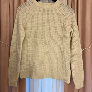 Stickad tröja  - En jätte fin stickad tröja ifrån vero Moda. Tröjan är knappt använd, så den är i jätte bra skick. 