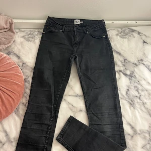 Jeans  - Ett par sköna skinny jeans ifrån lager 157. Byxorna är i helt okej skick dem är lite slitna men det är inget man tänker på. 