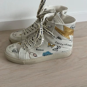 Höga Zadig skor - Höga Zadig skor, köpta sommaren 2023. Knappt använda, storlek 38. Finns ej på hemsidan längre. Dustbag fås med 