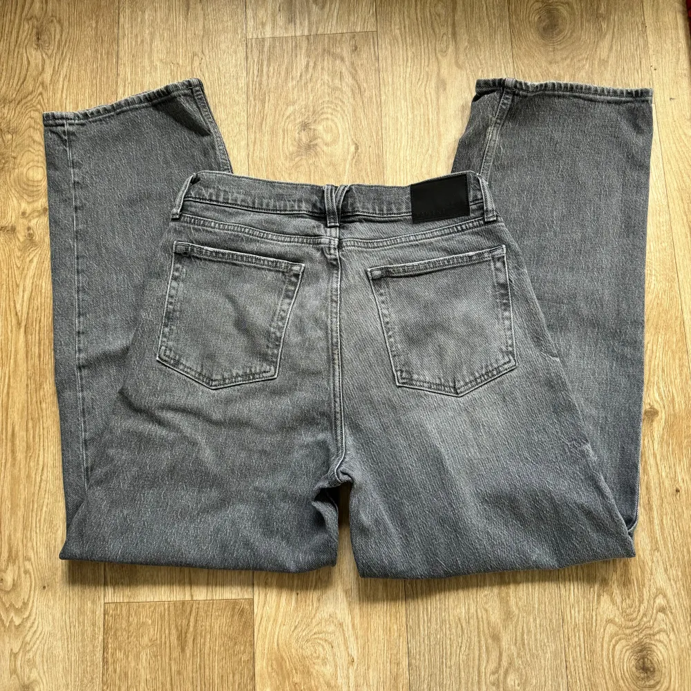 Snygga gråa baggy jeans från Vailent! Storlek XS men passar mig som brukar ha S-M/30 på jeans. Lite slitningar längst ner på jeansen, men inget över det naturliga! Se bild. Jeans & Byxor.