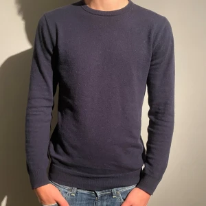 John Henric cashmere - Säljer denna riktigt feta Cashmere tröja då den inte används. Märket är John Henric och nypris på denna är 2200kr, mitt pris 1100kr. Skick är 8/10
