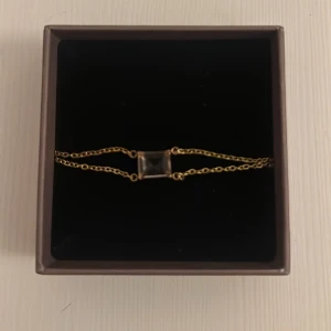 Guld armband - Säljer denna söta gulda armbandet med ljusrosa diamant, fått det som present använd Max 3 gånger 