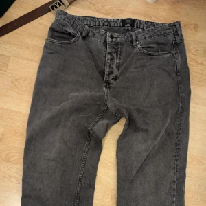 Grå jeans från Neuw - Sköna raka lite lösa jeans från svenska Neuw, modell Liam. Nypris 1300 kr. Lite spår av användning annars riktigt bra skick, 8/10 typ. Kan mötas inom Stockholm pris kan diskuteras
