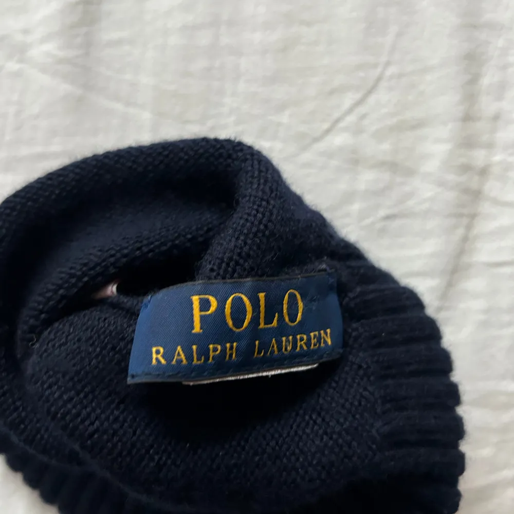 Fin polo mössa, varit med ett tag men används inte längre. Ny tvättad, priset beror på att lappen är avklippt. Skriv gärna vid frågor!! 💬 . Accessoarer.