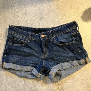 Mörkblåa low waist jeansshorts  - Mörkblåa low waist jeansshorts i ny skick💗