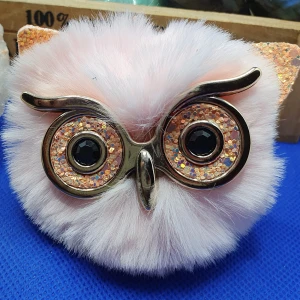 Nyckelring / Väsksmycke - Härligt fluffig uggla i ljust rosa - Nyckelring, väsksmycke eller häng den i bilens backspegel. Mått på denna är ca 8 × 7.5 cm.