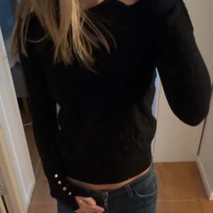 Tröja från zara - Säljer denna tröja från zara i svart med guldknappar på armarna. Super tjock nu till hösten!