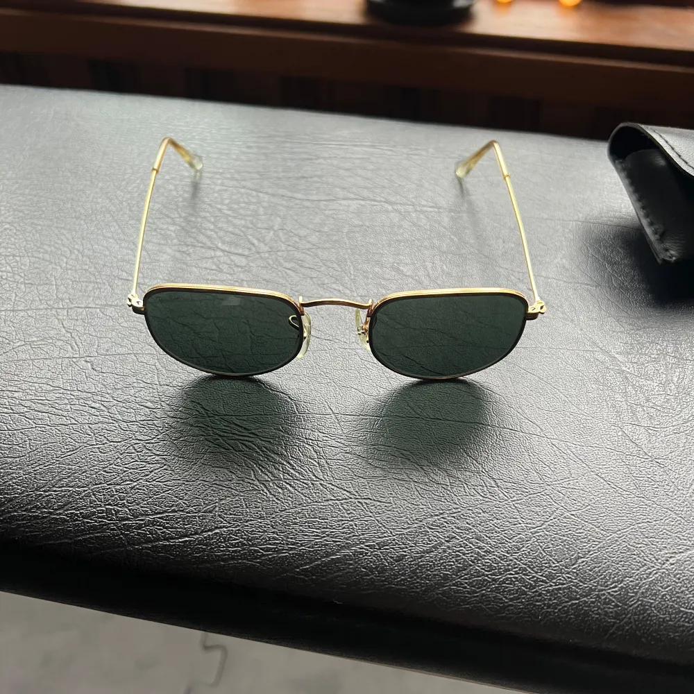 Säljer nu ett par Rayban Frank i prima skick. Guldig ram och svart spegel glas. Nypriss runt 1300. Case ingår.  Priset är inte hugget i sten. Hör av er vid frågor. . Accessoarer.