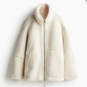 Teddyjacka - Intressekoll på min trendiga slutsålda teddyjacka från HM!!💕 Helt ny med lappen kvar 😊💞 Perfekt för kyliga dagar då den både är snygg och varm. 