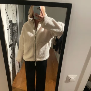 Vit teddyjacka från H&M - Säljer en supermysig vit teddyjacka från H&M i storlek XS. Slutsåld och har prislappen kvar, den är endast testad. Perfekt för både höst och vinter! Vid snabb affär kan priset tänkas gå ner!💕