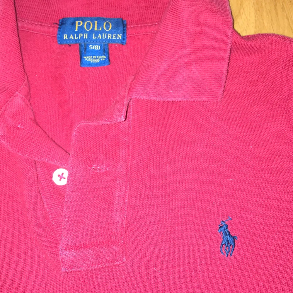 Hej, jag säljer min polo Ralph lauren skjorta för att den har blivit för liten. Skick är 8 av 10. Kontakta för minsta tanke om skjortan. Skjortor.