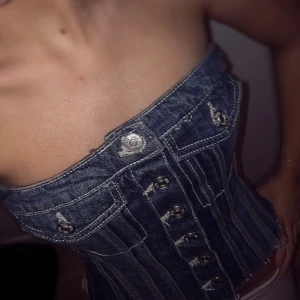 Zara topp - Säljer denna fina topp från zara🩵 passar xs/s. Bild 1 & 3 är mina bilder 