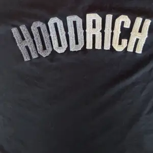 Säljer en svart t-shirt från Hoodrich med stort tryck på framsidan. Storleken är S men funkar för M ochså. Helt nya, köpte de 450kr, säljaren står för frakt. T-shirten är perfekt för en avslappnad stil och passar till vardags.