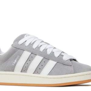 Säljer mina adidas campus 00s i grey white färgen då jag inte använder. De är tyvärr smutsiga men kan nog gå att tvätta (därav priset). Skriv för fler bilder. (Har inte snörat dom ordentligt men de är original snörena)