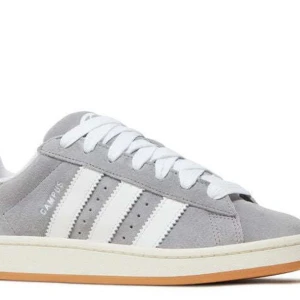 Adidas Campus 00s - Säljer mina adidas campus 00s i grey white färgen då jag inte använder. De är tyvärr smutsiga men kan nog gå att tvätta (därav priset). Skriv för fler bilder. (Har inte snörat dom ordentligt men de är original snörena)