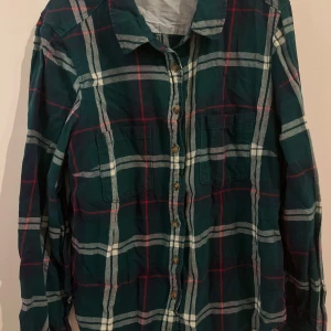 Grön skjorta - Bra kvalité och inte jätte tunn men ändå väldigt stilig.