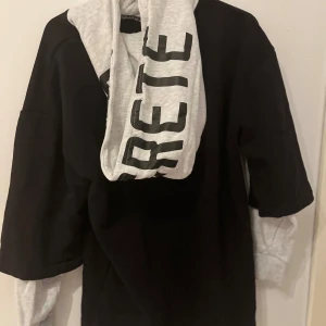 Grå svart hoodie - Den är bara använd en gång och är nästa helt ny och har jättebra kvalité.